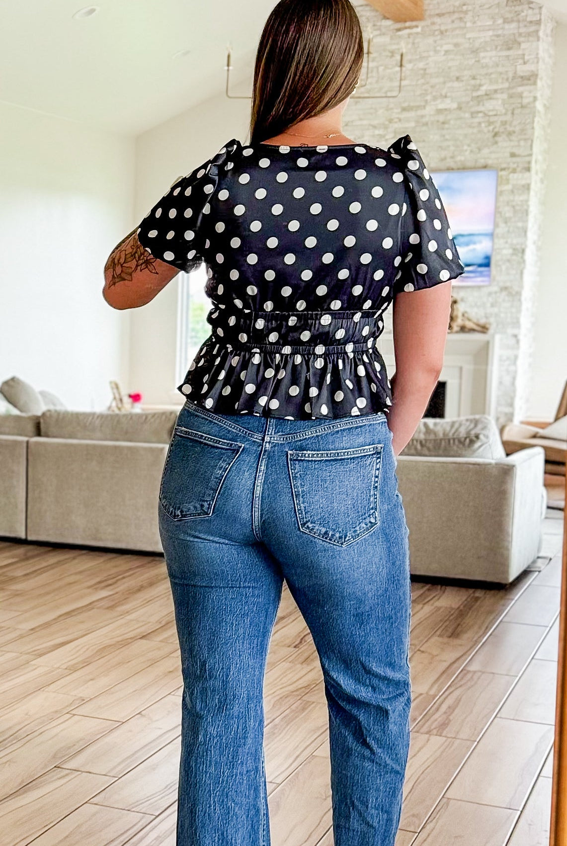 BLACK AND WHITE POLKA DOT TOP PUFF SLEEVE