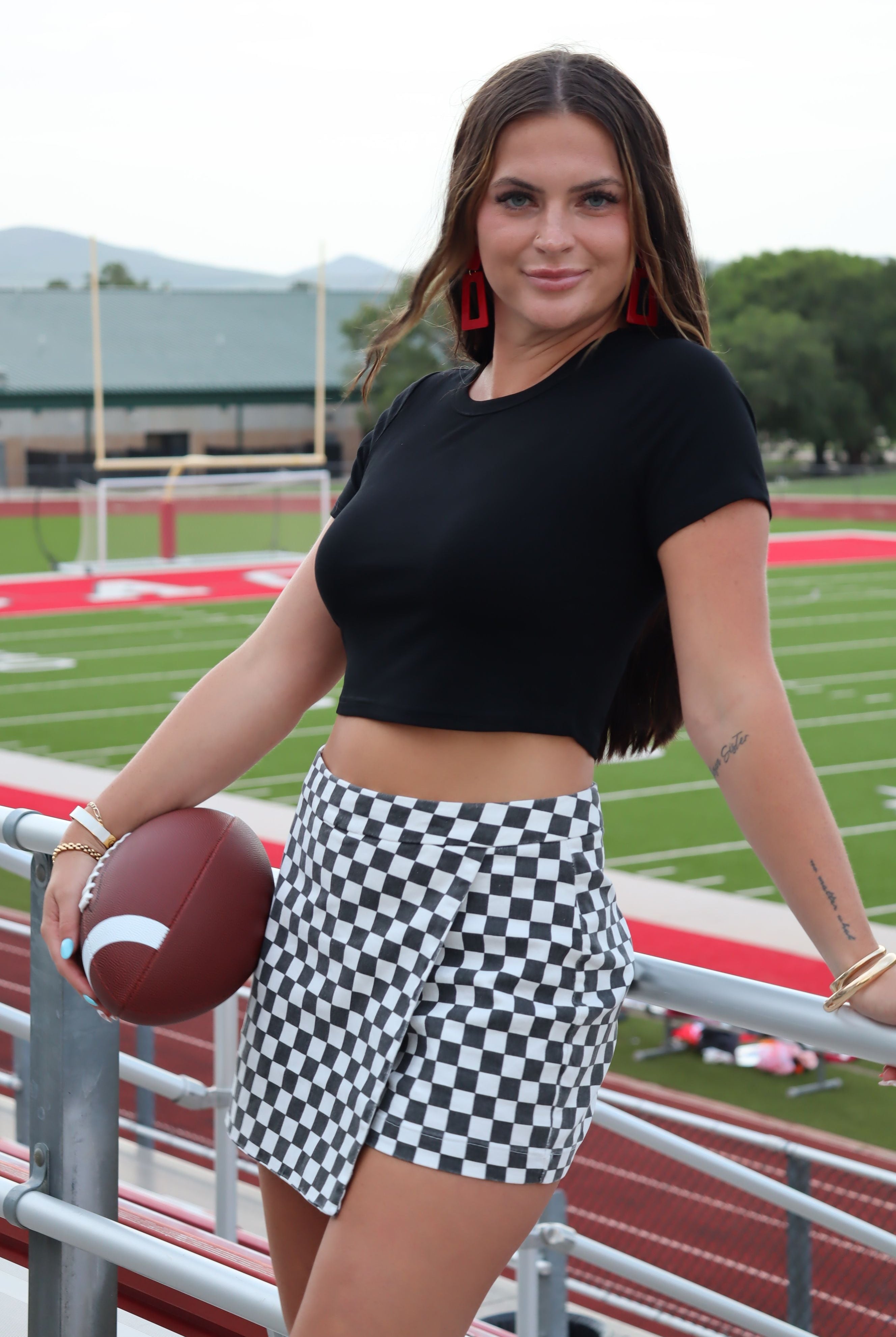 BLACK RIBBED ROUND NECK SHORT SLEEVE BASIC CROP TEE - Tops