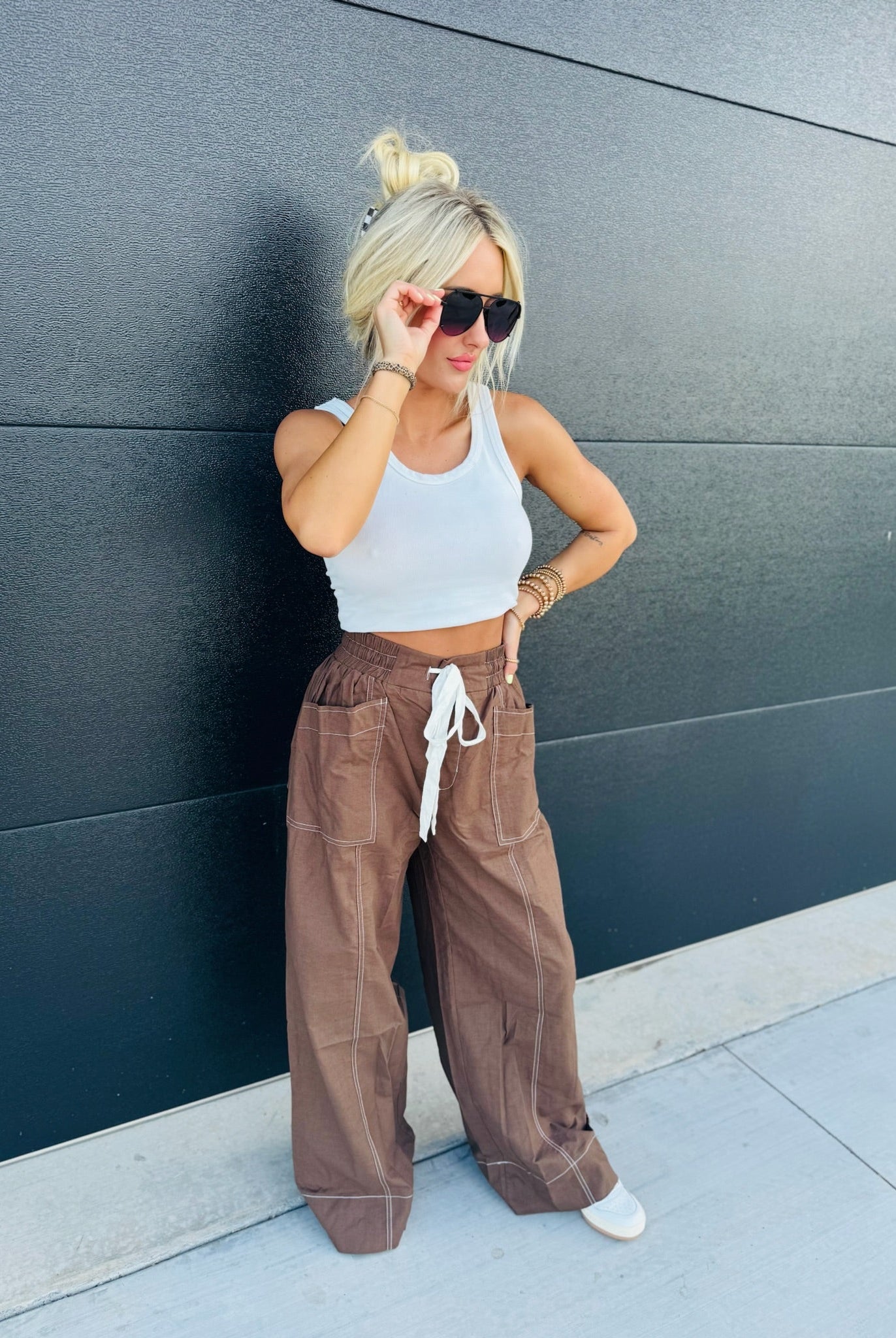 BROWN SOLID HIGH WAIST DRAWSTRING WIDE LEG PANTS BY ENTRO - Bottoms