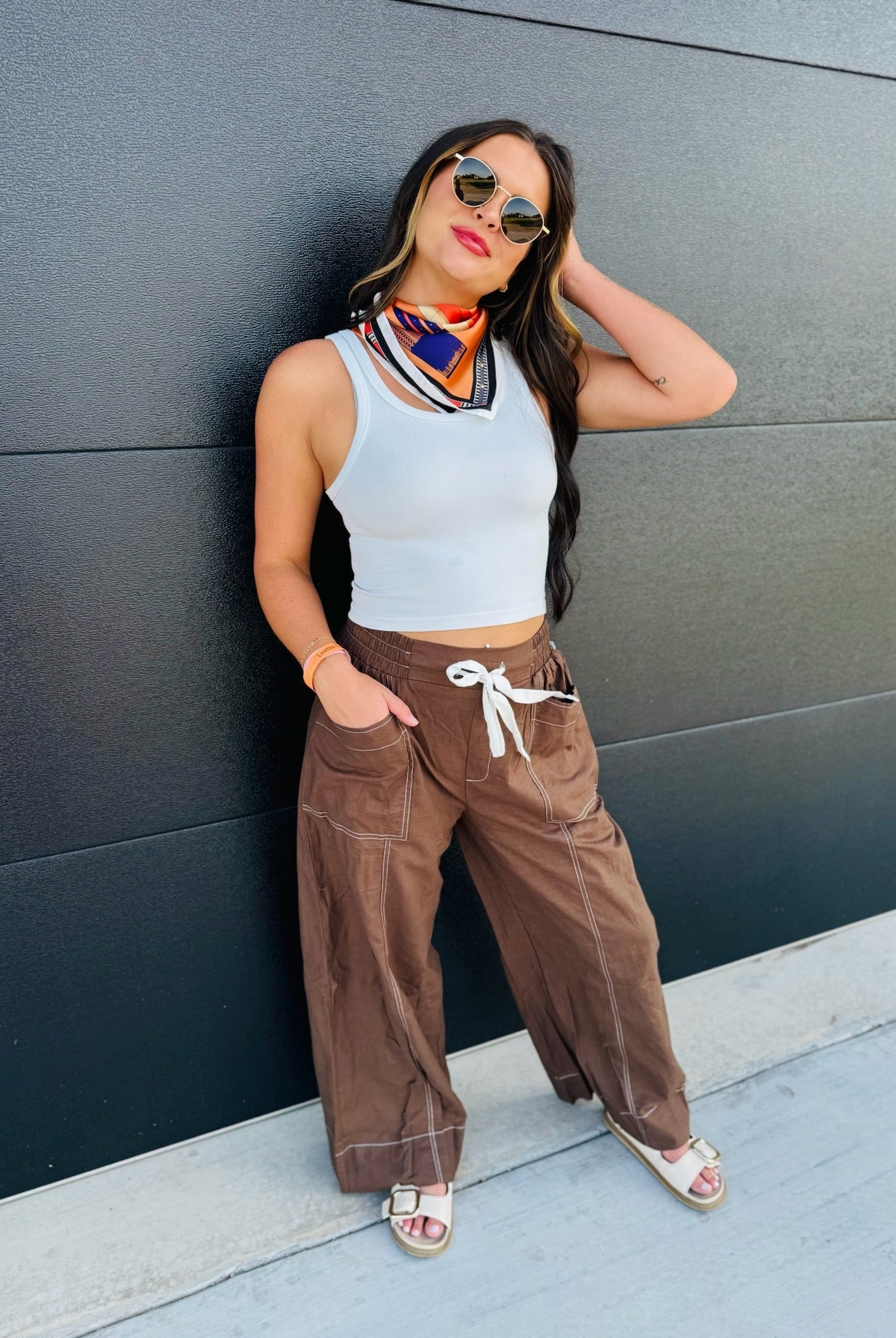 BROWN SOLID HIGH WAIST DRAWSTRING WIDE LEG PANTS BY ENTRO - Bottoms