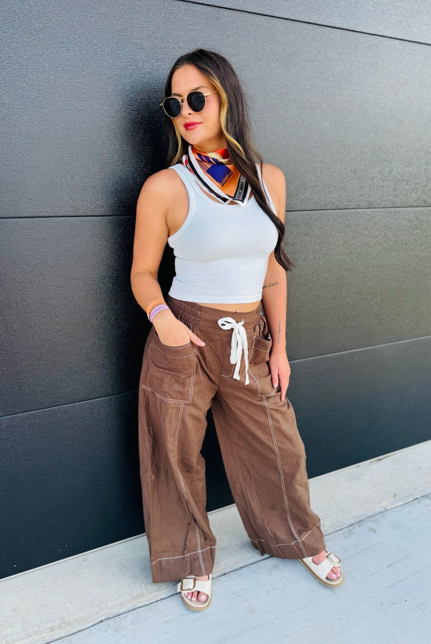 BROWN SOLID HIGH WAIST DRAWSTRING WIDE LEG PANTS BY ENTRO - Bottoms