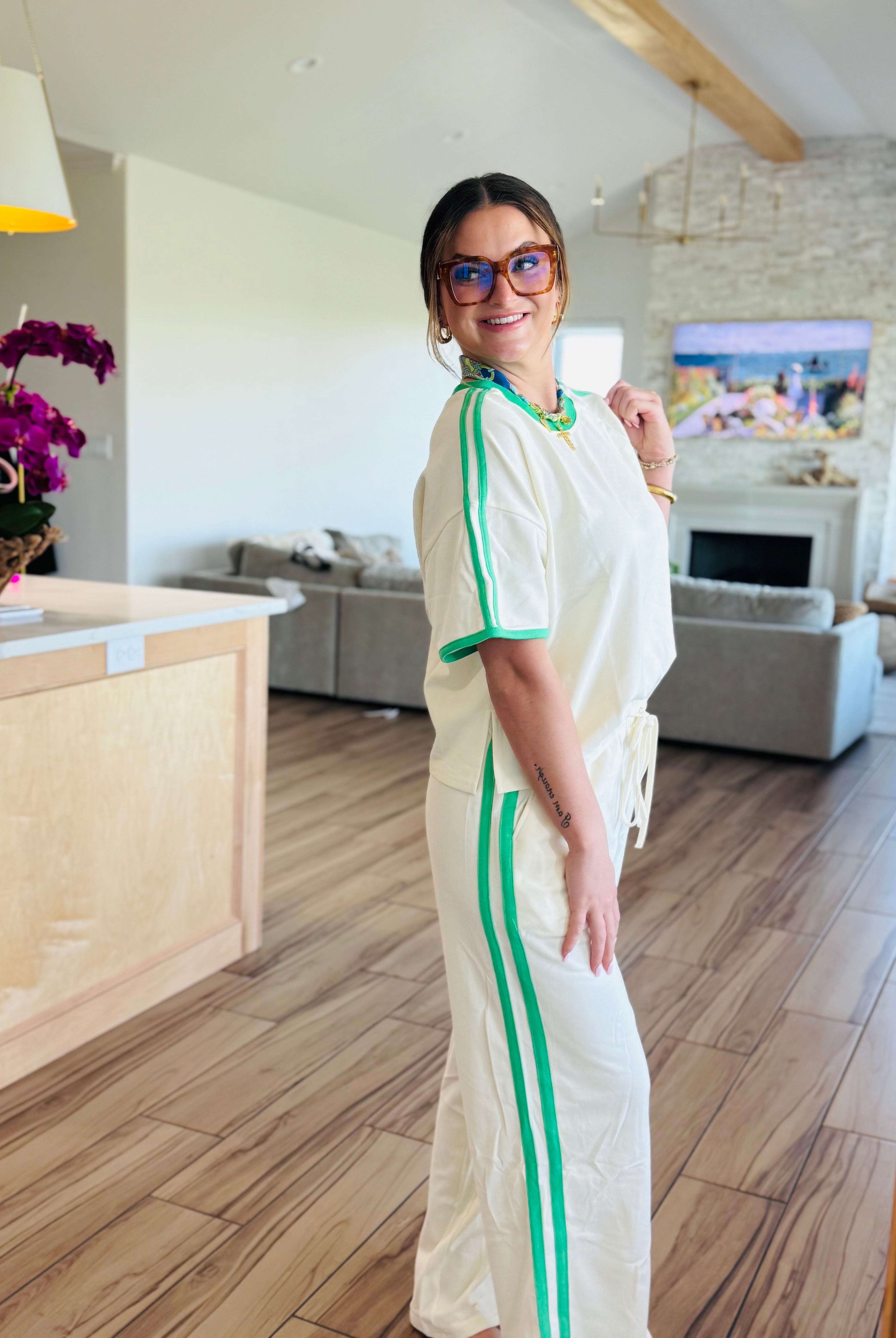 Close-up of the ENTRO CREAM PANT SET fabric, made of 82% cotton and 18% polyester for a breathable and comfy feel.