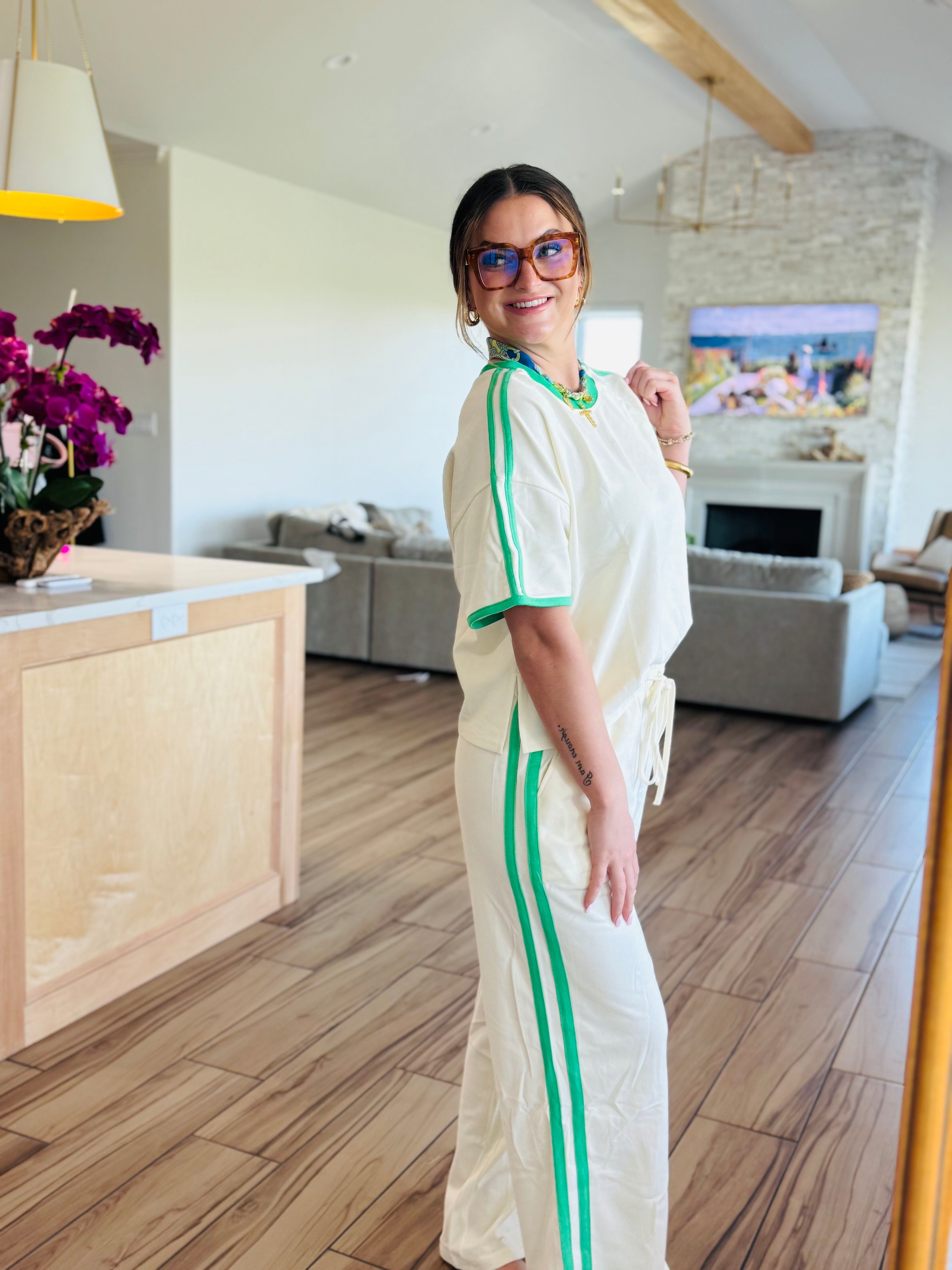 Close-up of the ENTRO CREAM PANT SET fabric, made of 82% cotton and 18% polyester for a breathable and comfy feel.