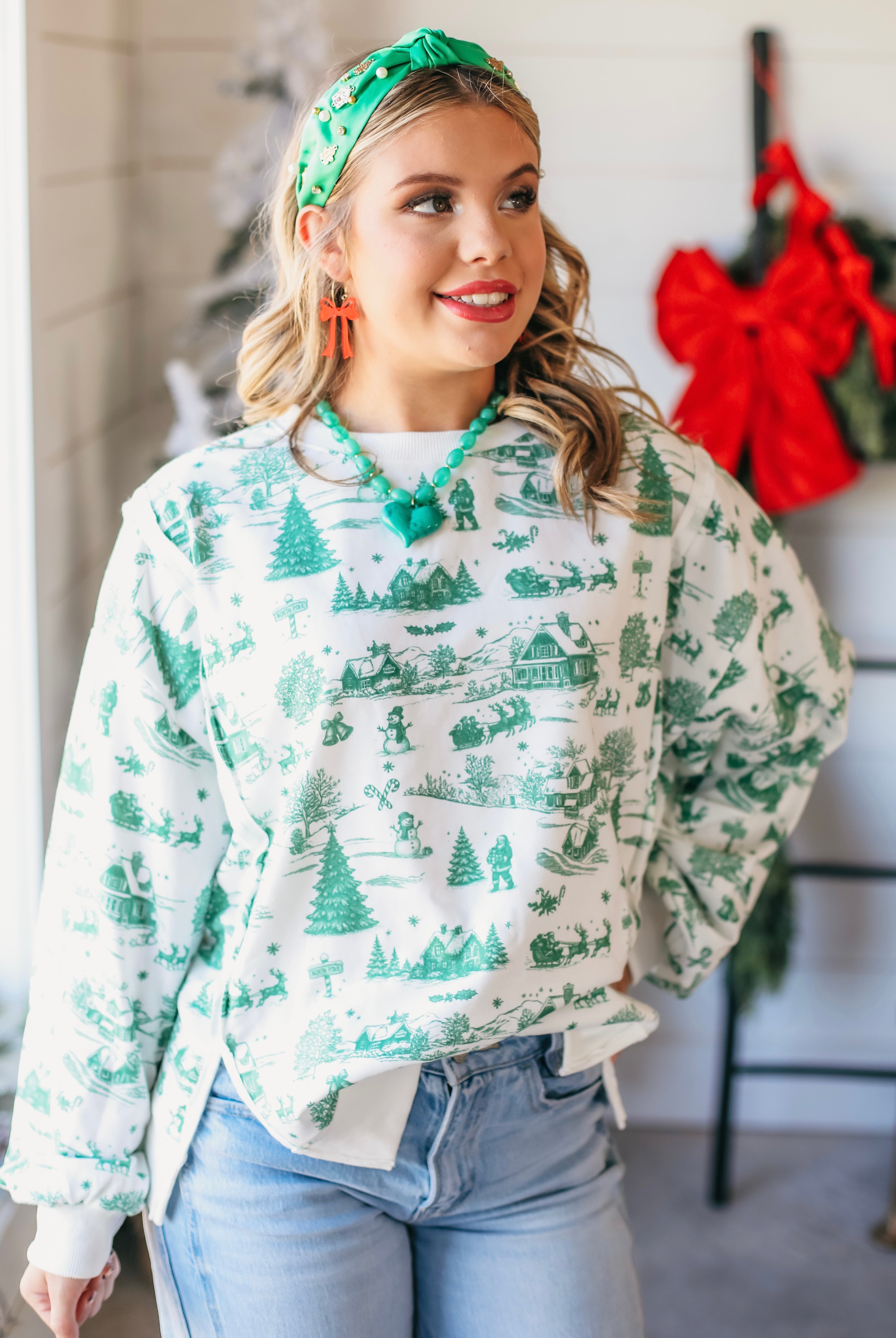 GREEN AND WHITE CHRISTMAS VILLAGE TOILE PRINT SWEATSHIRT - Tops
