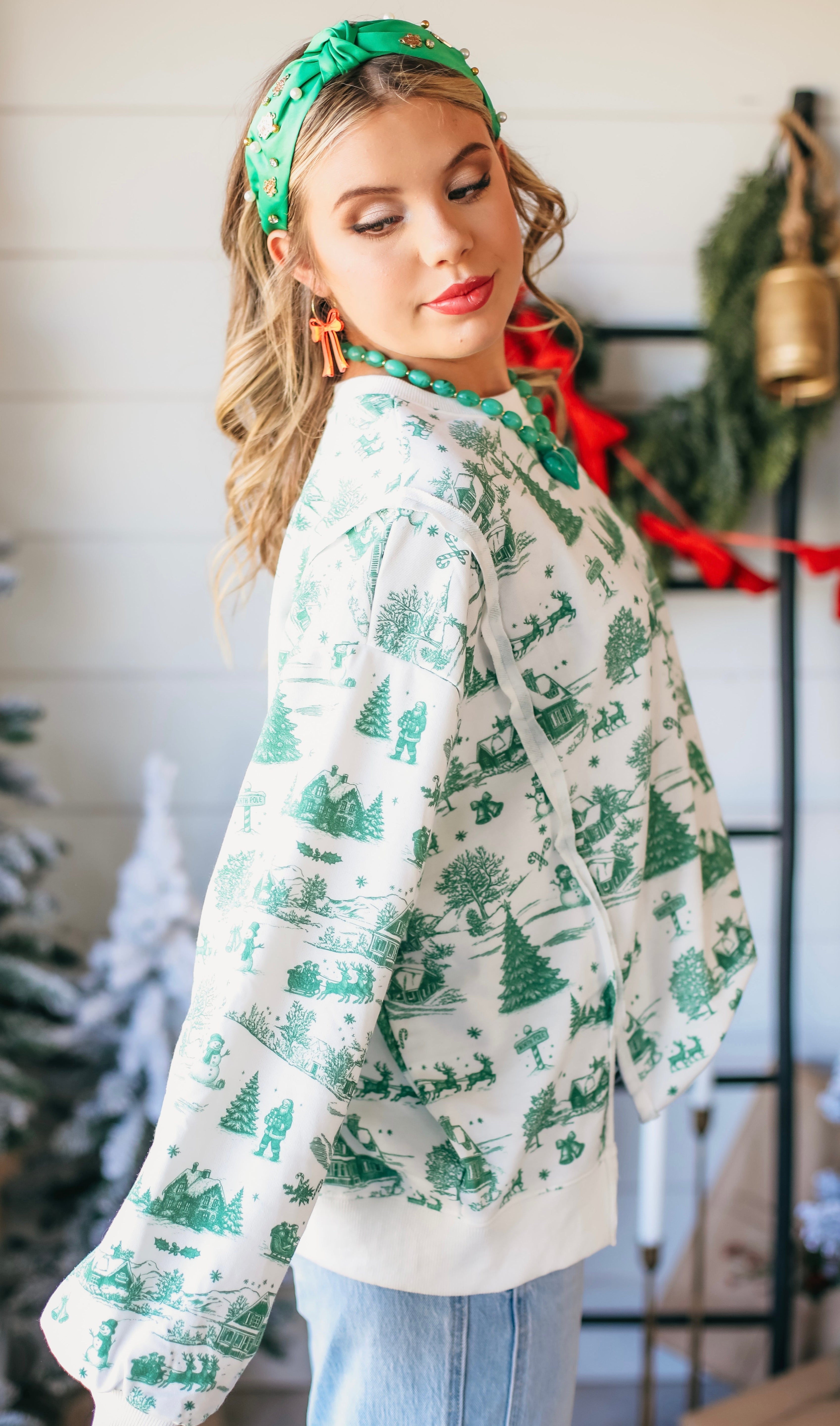 GREEN AND WHITE CHRISTMAS VILLAGE TOILE PRINT SWEATSHIRT - Tops