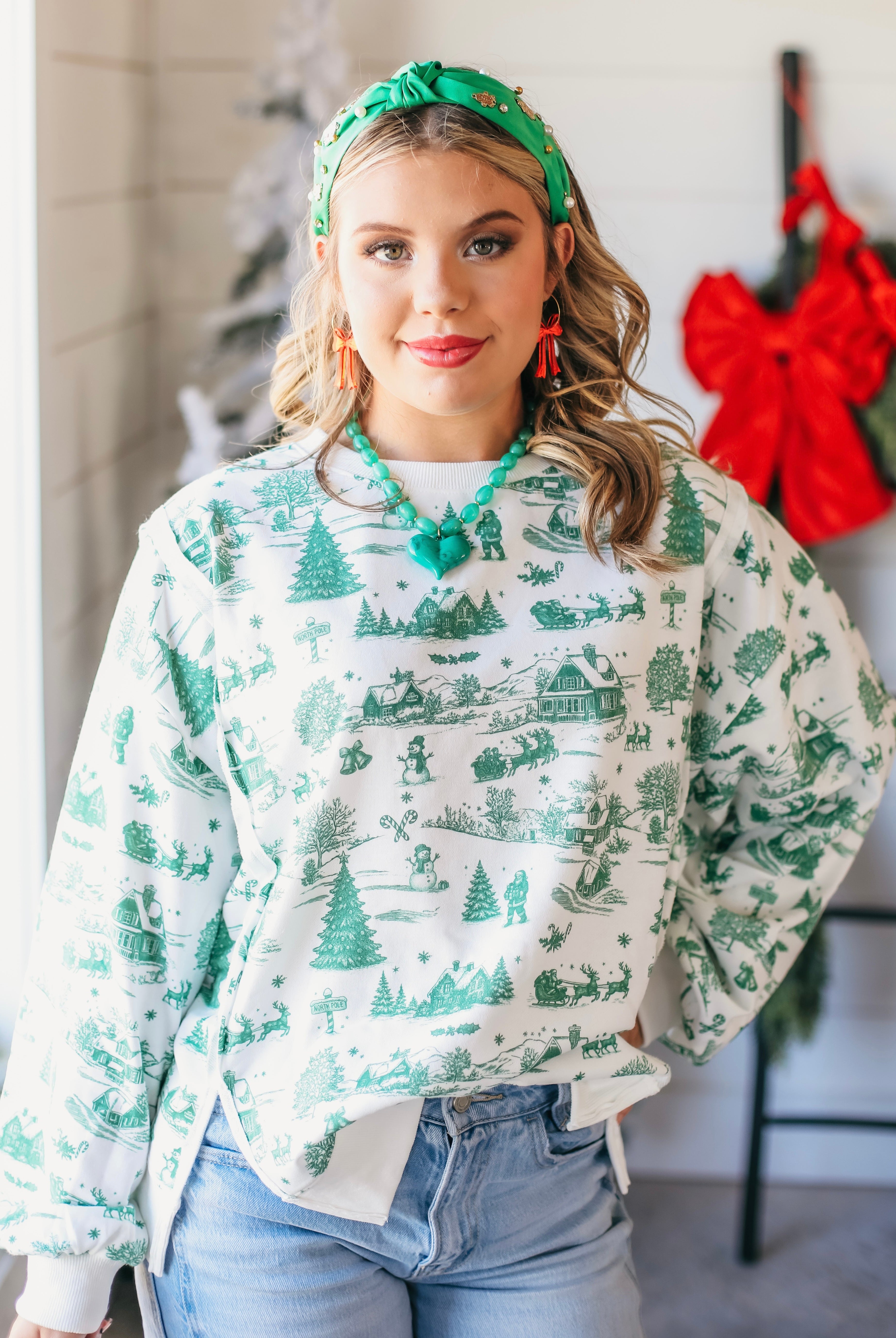 GREEN AND WHITE CHRISTMAS VILLAGE TOILE PRINT SWEATSHIRT - Tops