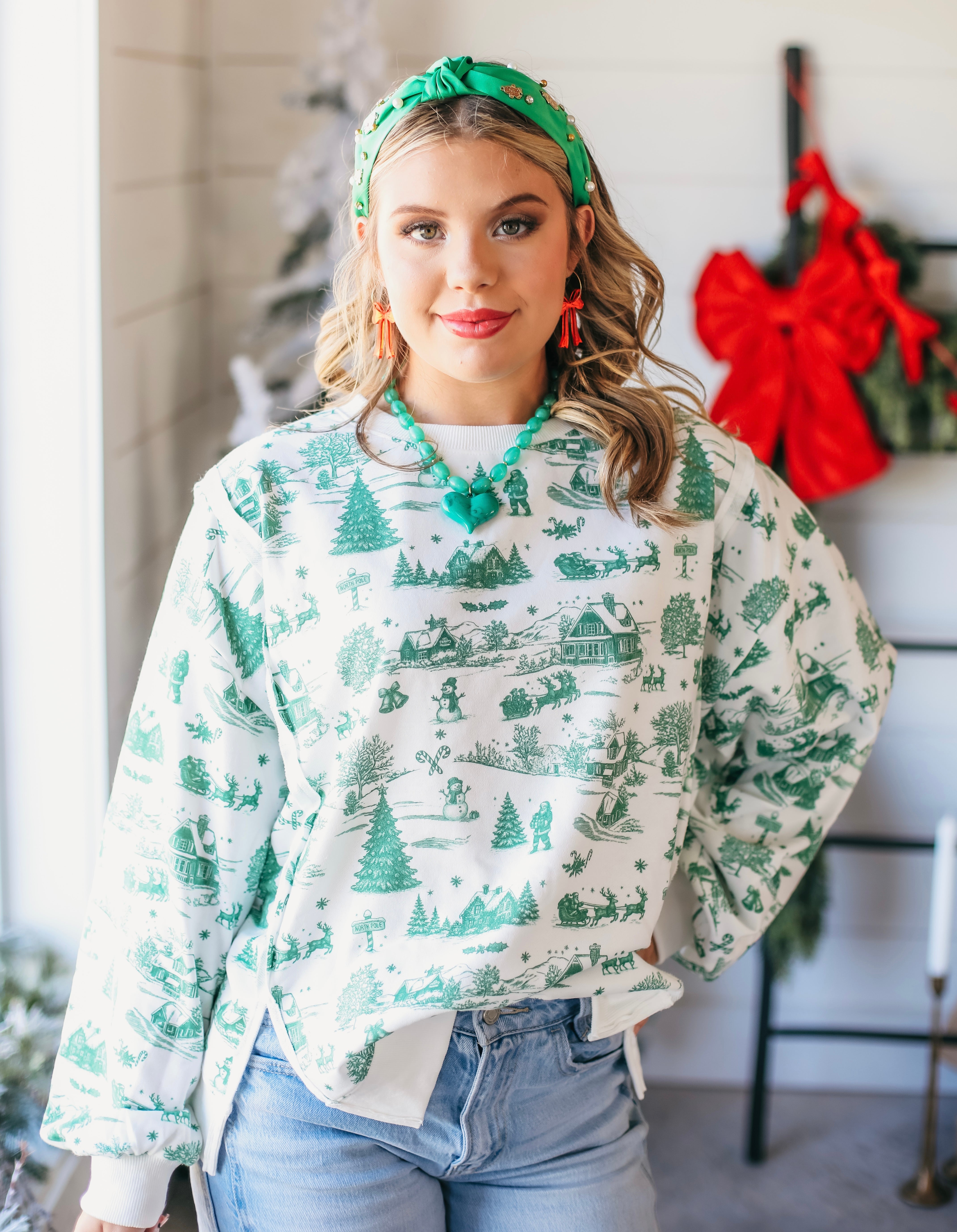 GREEN AND WHITE CHRISTMAS VILLAGE TOILE PRINT SWEATSHIRT - Tops