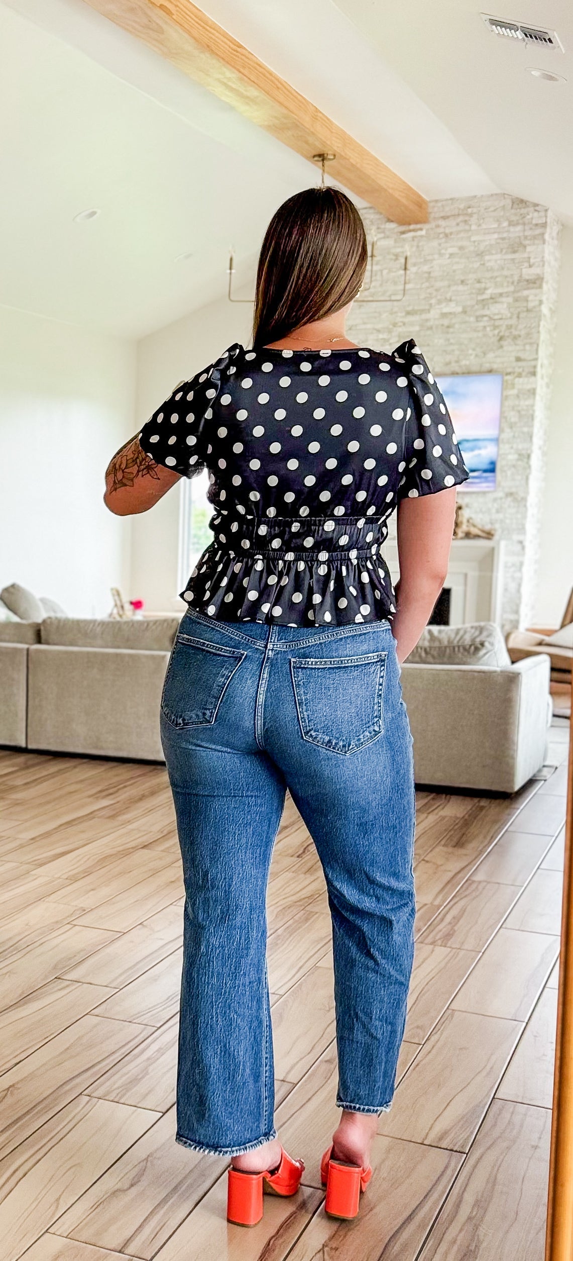 BLACK AND WHITE POLKA DOT TOP PUFF SLEEVE