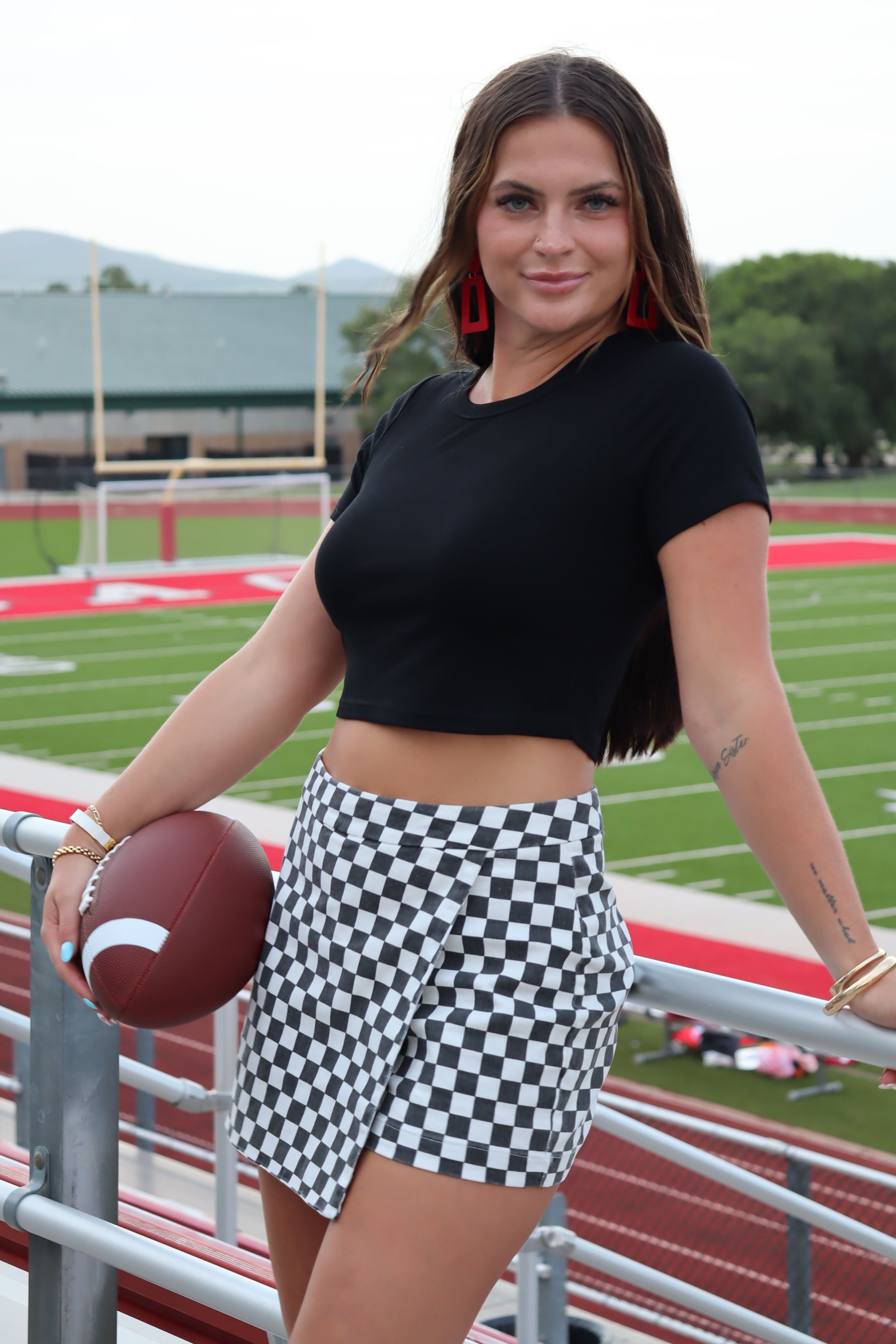 BLACK RIBBED ROUND NECK SHORT SLEEVE BASIC CROP TEE - Tops