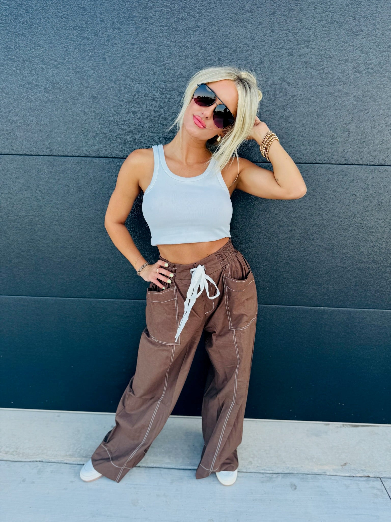 BROWN SOLID HIGH WAIST DRAWSTRING WIDE LEG PANTS BY ENTRO - Bottoms